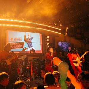 过来让我操个逼
